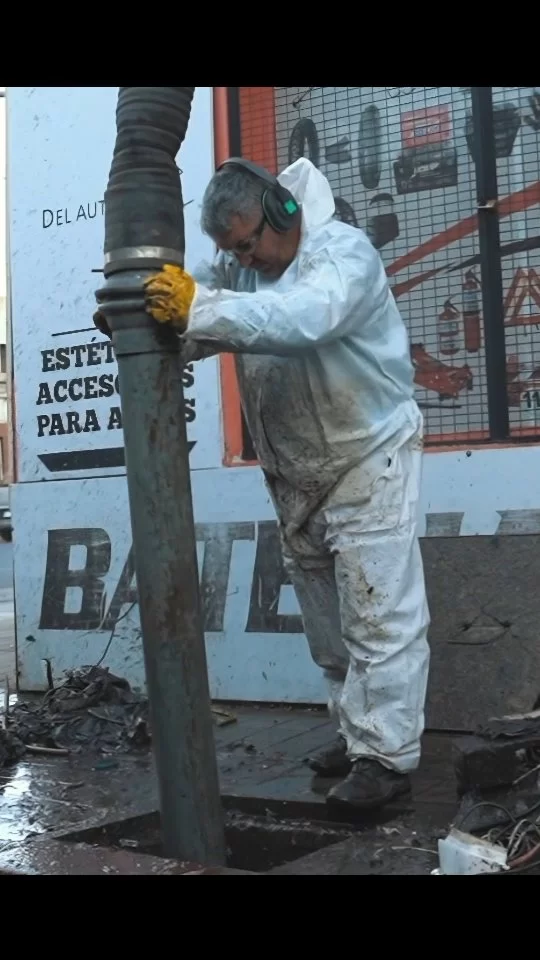 🧹🍃¡Mantener las bocas de tormenta es ESENCIAL! 

☝🏼Cuando están limpias, el agua de lluvia circula sin arrastrar residuos ni ensuciar los cursos de agua.

🧹 Nuestros equipos todos los dias retiran hojas, basura, plásticos, metales 🥴 todo eso que, si no se saca a tiempo, terminando contaminando

¡Sumate con estas pequeñas acciones y hagamos la diferencia!
👉 No tires basura en la calle
👉 No tapes las bocas de tormenta con bolsas ni restos de poda

#JuntosHacemosMás