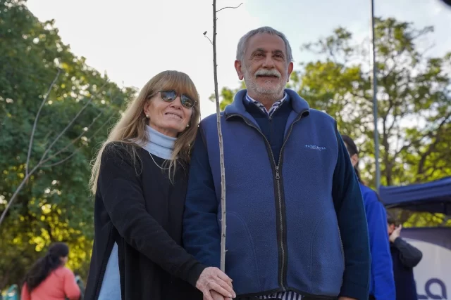 ¡Una ciudad comprometida con el ambiente! 🤩

✅Así celebramos el día del ambiente junto a los vecinos y vecinas de la ciudad. En una jornada de ecocanjes, charlas educativas y conciencia ambiental entregamos árboles autóctonos a cambio de residuos secos como símbolo del  compromiso con el cuidado de la casa común. 🌱🌳

🤝Las acciones fueron resultado del trabajo en equipo de las diferentes áreas de la @municba: @ambientemunicba @biocba @ipamunicba @ula.cordoba , Dirección de Higiene Urbana, Dirección de Espacios Verdes; así como las empresas que forman parte del ecosistema ambiental @logisticaurbanasa @lamsacba @urbacordoba. 

Se parte del cambio y sigamos transformando Córdoba en una ciudad limpia, sustentable y radiante . ♻️

#JuntosHacemosMas
