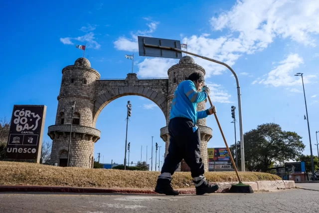 🎉 ¡Cumple completo de nuestra querida Córdoba! 

🙌🏻 En el marco del 452 aniversario de la fundación de la Docta, la ciudad se llenó de corredores que la recorrieron en la Maratón Ciudad de Córdoba 

✨ Desde el COyS, acompañamos el evento estando ahí donde los vecinos nos necesitan: limpiando y dejando impecable cada rincón 

👏🏻 ¡Como dice nuestro intendente, @danielpasseriniok, celebrar a Córdoba es cuidarla todos los días! 

#JuntosHacemosMás