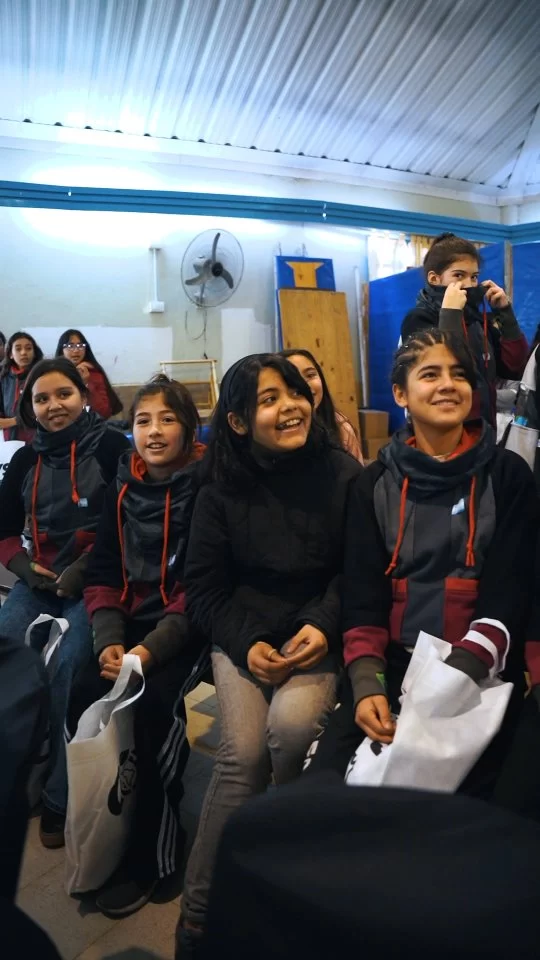 🎓♻️ El Re Egreso no solo celebra el fin de una etapa… ¡también viste de futuro!

Hoy, en el marco del programa Re Egreso que promovemos en articulación con la @educacionmunicba, entregamos 153 buzos de egresados a los estudiantes de 6to grado de las cuatro escuelas municipales ganadoras del desafío: Escuela Domingo F. Sarmiento, Escuela Dr. Alfredo Orgaz, Escuela Dr. Emilio Baquero Lazcano y  Escuela Gob. Arturo Zanichelli

Una vez más, las promos y sus buzos cuentan una historia: fueron hechos con telas recuperadas, nacieron de la conciencia ambiental y son fruto del compromiso de las nuevas generaciones con el cuidado de la casa común 🌍💚

La economía circular iguala oportunidades y en Córdoba un Estado presente sigue acompañando a las familias en cada paso 🫶🏻

¡Agradecemos a las familias y comunidad educativa por ser parte de este proceso! Juntos transformamos retazos en abrigo y egresos en conciencia, porque #juntoshacemosmás❤️‍🩹
