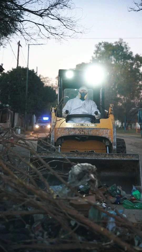 ✅ Hoy con nuestros equipos de Servicios Especiales y Desobstrucción de bocas de tormenta realizamos limpieza de un basural en barrio San Lorenzo Sur

🤝 Erradicar los basurales en la ciudad es tarea de tod@s. Nosotros limpiando, vos no arrojando residuos en la vía pública. 

#JuntosHacemosMás
