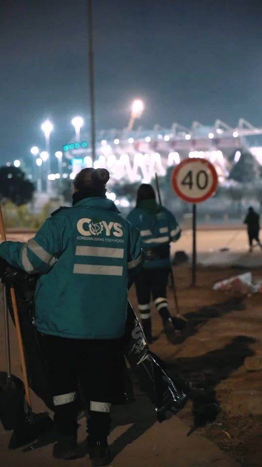 🏉 Córdoba capital, sede de grandes eventos.

📡Las imágenes del partido recorrieron el mundo.
🚛 nosotros te mostramos el antes y el después.

¡Orgullosos de ser parte!
#Pumas 🇦🇷 #AllBlacks 🇳🇿

#JuntosHacemosMás 

✅ Nuestros equipos limpiaron el Kempes después del encuentro de los Pumas y los All Blacks.

#JuntosHacemosMás