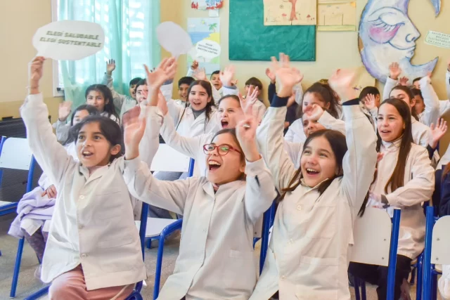 🌱✨ ¡Orgullo, compromiso y futuro! ✨🌱

Queremos compartir una historia que nos emociona y nos llena de esperanza: alumnos de 5° grado de la Escuela Municipal Dr. Santiago del Castillo desarrollaron el primer sistema de gestión integral de residuos en una escuela municipal. ♻️🏫

Los chicos realizaron un relevamiento de basurales en su barrio, los geolocalizaron, y crearon un sistema de QRs con la ubicación precisa de cada uno. Luego, entregaron este valioso trabajo al presidente del COyS, @santiagopinsiroli, para que podamos avanzar con las tareas de limpieza y recuperación de esos espacios. 🗺️🚛

Desde COyS, queremos agradecer profundamente a este grupo de estudiantes por su compromiso con el ambiente, su mirada crítica y propositiva, y su voluntad de transformar su entorno. ¡Son ejemplo de ciudadanía activa y responsable! 🙌💚

También extendemos nuestro agradecimiento a los equipos docentes, a las familias, a @josefermanelli y el equipo del @biocba y a @educacionmunicba por este programa que articula educación, comunidad y gestión ambiental.

Con acciones como esta, construimos juntos una ciudad más limpia, más justa y más sustentable, que como afirma nuestro intendente @danielpasseriniok, conecta e integra desde el trabajo en equipo. No hay dudas, ¡#JuntosHacemosMás! 🌍✨