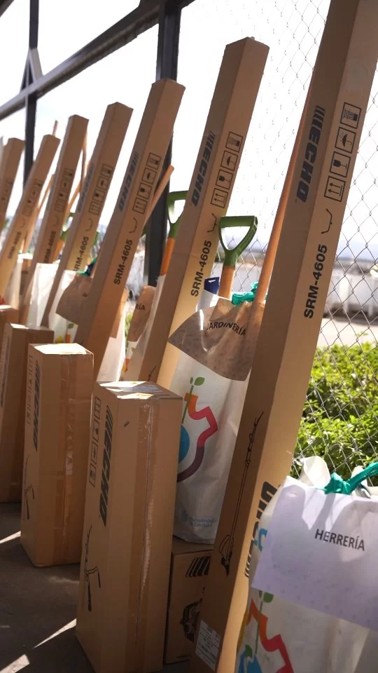 🥹 ¡153 nuevas oportunidades! 

El compromiso ambiental en el que creemos transforma vidas y realidades. Ejemplo claro de esto es el programa de Modernización de Medios de Trabajo, con el que en los últimos dos meses entregamos 153 kits de herramientas de Herrería y Jardinería a los beneficiarios de los cursos de oficios 🫶🏻

♻️ Este es el modelo circular con mirada social, que marca nuestro intendente @danielpasseriniok, que conecta e integra, porque ofrece un mundo de nuevas oportunidades ✨🤗

#JuntosHacemosMás