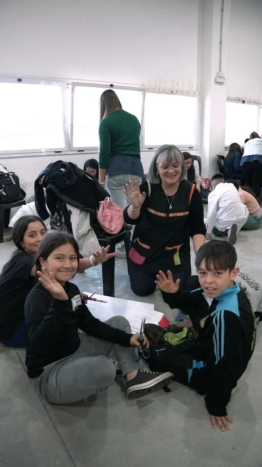 ♻️ ¡Desafío circular!

🪄 Ayer, en el marco del programa Re-Egreso, vivimos una jornada a pura creatividad junto a estudiantes de 5to grado de las escuelas municipales que, a través de su arte, plasmaron una mirada sustentable y de cuidado de la casa común 

✅ En esta instancia del proceso, elegimos junto a @educacionmunicba y @iki_._gai a las escuelas ganadoras que tendrán su buzo de egresados, hecho con material recuperado en el Centro Verde Telas! 

😃 ¡Una sorpresa! El presidente del COyS, @santiagopinsiroli, anunció que este año, por decisión del Intendente @danielpasseriniok, serán cuatro más las escuelas las escuelas ganadores. Es decir: ¡OCHO PROMOCIONES CIRCULARES! 🥳

🌈 Con acciones concretas, la economía circular sigue transformando realidades y expandiendo oportunidades en Córdoba 

#JuntosHacemosMás