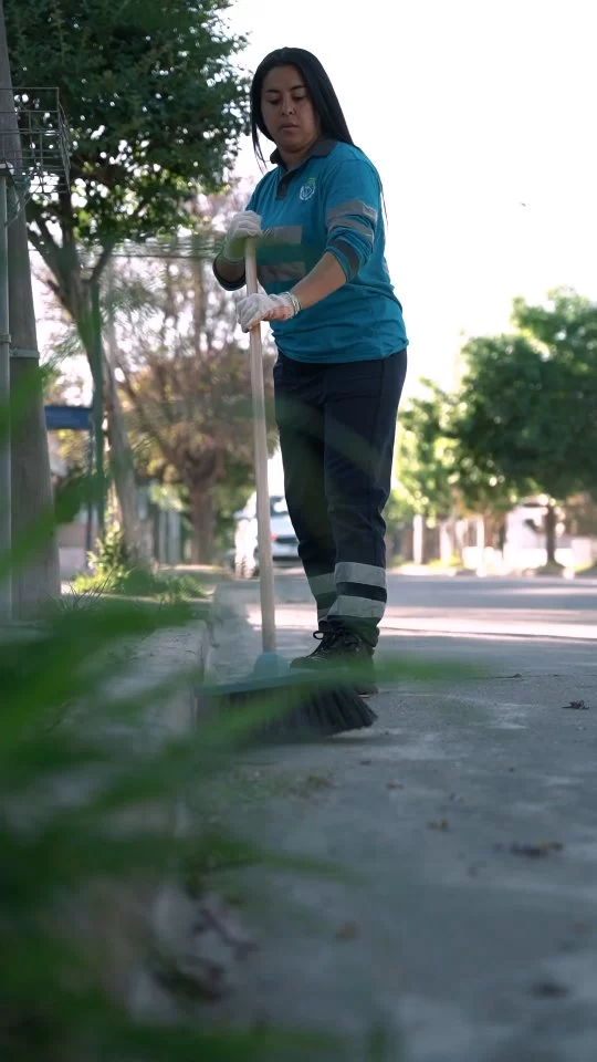 🌇 Arrancar el día con las calles limpias es tarea de nuestros equipos de barrido manual. 🚮 ¡Cuidemos entre todos la limpieza de la ciudad! #GestiónQueSeVe #JuntosHacemosMás