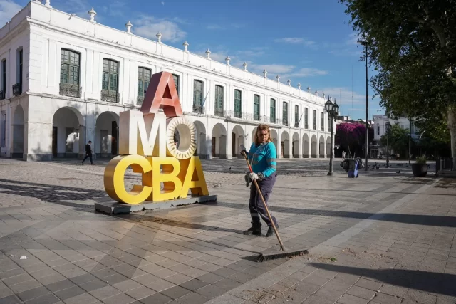 En el corazón de Córdoba, donde la historia y la tradición laten fuerte, seguimos cuidando lo nuestro.
En el Día de la Tradición, como cada día del año, ponemos en valor nuestras plazas, monumentos y espacios que son parte de nuestra identidad.
💙 Hidrolavado y barrido para que el lugar que nos une esté siempre limpio, lindo y lleno de orgullo argentino.