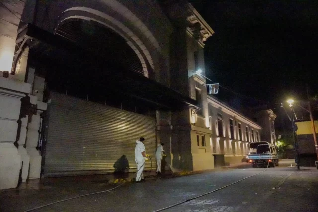 🤗 En la previa al Día de la Madre cientos de cordobeses visitan los mercados de la ciudad para agasajar a mamá en la mesa del domingo. Nuestros equipos dejan todo impecable para que el recorrido sea seguro y disfrutable.

#JuntosHacemosMás