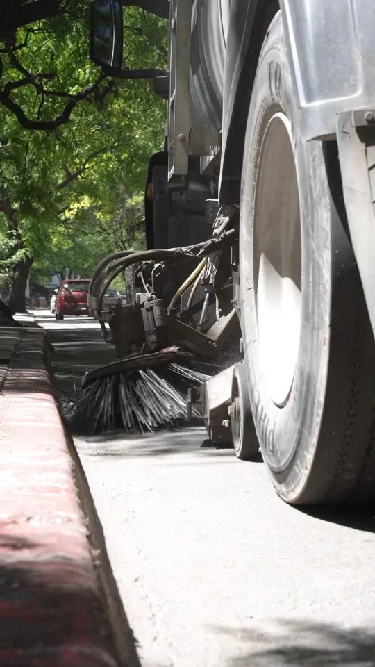 ✅ Mañana
✅ Tarde
✅ Y noche 
Nuestras barredoras recorren la ciudad dejándola impecable. Rápidas, eficientes y seguras ✨

#CórdobaHace #CórdobaSigue