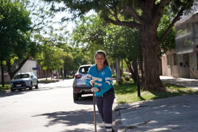 Aun en jornadas de altas temperaturas, nuestros equipos de barrido manual continúan garantizando un servicio seguro, eficiente y constante para toda la comunidad.
Su compromiso hace posible una ciudad más limpia y cuidada, todos los días. ☀️🌡️

#CórdobaHace #CórdobaSigue