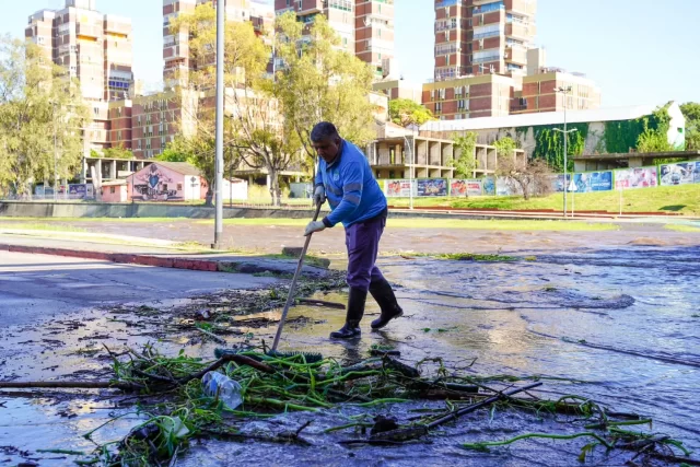 ✅️ Respuesta inmediata

🌧 Post lluvia, levantamos el arrastre del río sobre Costanera Sur. 

#CórdobaHace #CórdobaSigue
