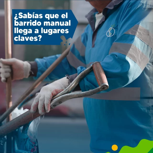 El secreto de una calle impecable está en esos centímetros. 📏✨

El barrido manual llega donde nadie más llega, pero necesita espacio para trabajar. Si estacionás un poquito más lejos del cordón, el cepillo pasa y la suciedad se va. 🚗💨

Un equipo, una ciudad limpia. ¿Nos das ese lugar? 🙌🧹
 #CórdobaHace #CórdobaSigue