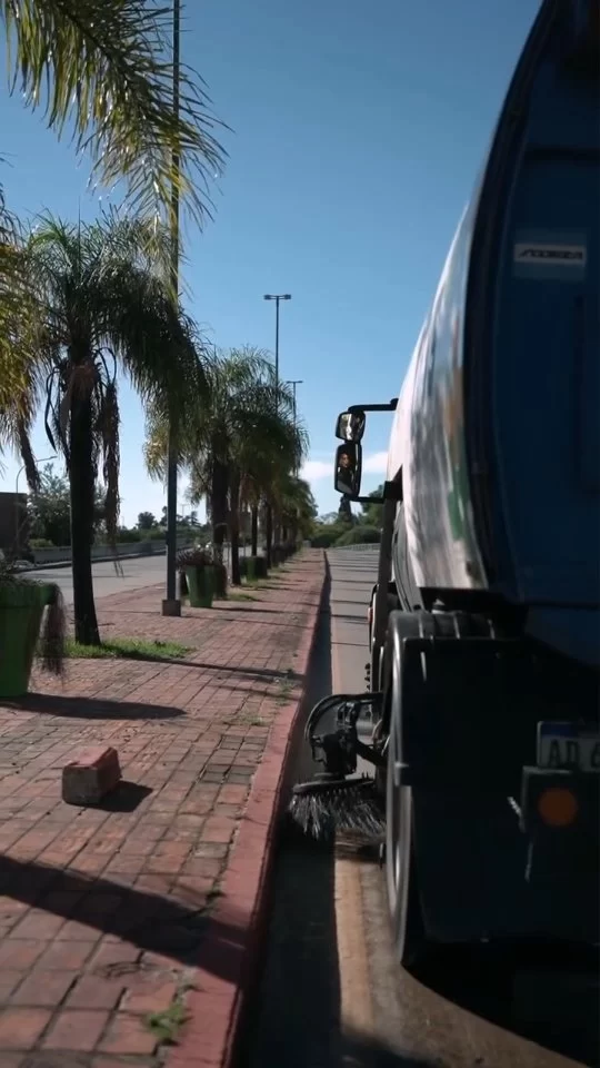 🫡 Equipos en acción: Sabattini de punta a punta 

✅🚛 Con desmalezado, barrido mecánico y más servicios, nuestros equipos recorren la Avenida Sabattini dejándola impecable 

La avenida del arco de Córdoba, la que nos recibe siempre, vuelve a brillar ✨

#CórdobaHace #CórdobaSigue