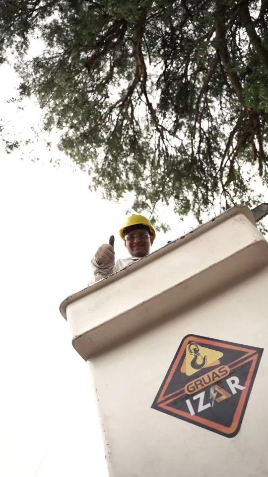 🎥Así fue el operativo de poda en altura en Barrio Liceo Tercera. 

Nuestro equipo trabajó con un doble propósito: 
✅ Tu tranquilidad: para prevenir riesgos y despejar luminarias.
✅ Cuidar nuestros árboles: con técnicas profesionales para preservarlos y que crezcan sanos.

Entre todos, hacemos una ciudad más ordenada y segura.🤝.