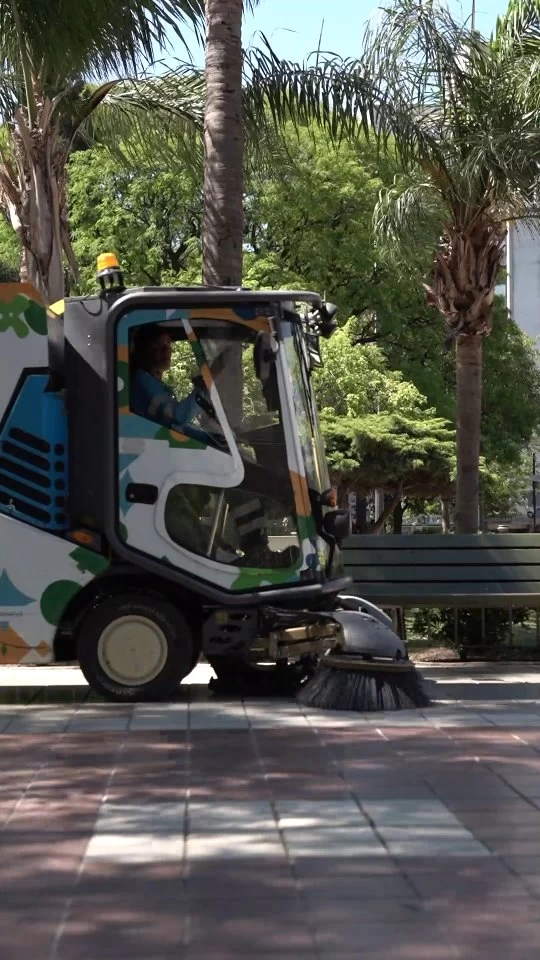 ✅️ La ciudad no para, los motores de nuestras barredoras tampoco 

Recorren la ciudad dejándola impecable. Avenidas, plazas, grandes manzanas.. siempre seguimos ✨️

#CórdobaHace #CórdobaSigue