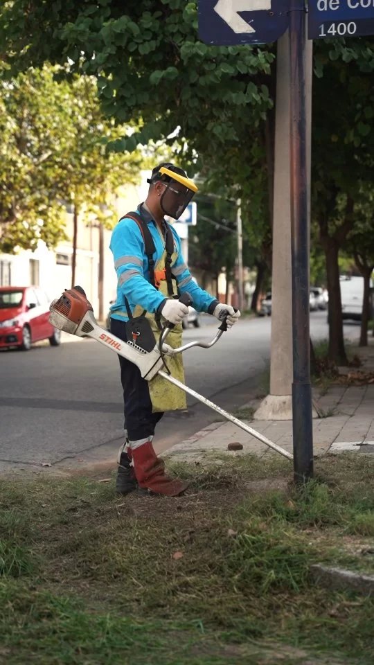 Arrancamos la semana con nuestro servicio de DESMALEZADO. 

No solo se trata de estética, el pasto corto nos ayuda a 🚫 Prevenir la proliferación de mosquitos y otras plagas ;👁️ Mejorar la visibilidad y seguridad ;🌱 Cuidar el valor de nuestros espacios verdes comunes.

Seguimos trabajando por una ciudad limpia y ordenada. Cuidarla es un compromiso de todos! 🤝

#CórdobaSigue #CórdobaHace