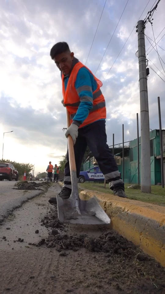 ¡Que camisuli, Pinsiroli! Lo dimos todo en el servicio 😄🤭💪🏻

✅ Seguimos desmalezando la ciudad. De norte a sur 📍, nuestros equipos y herramientas no descansan para que disfrutes una Córdoba reluciente, libre de maleza, más segura y transitable 💯

#CórdobaHace #CórdobaSigue