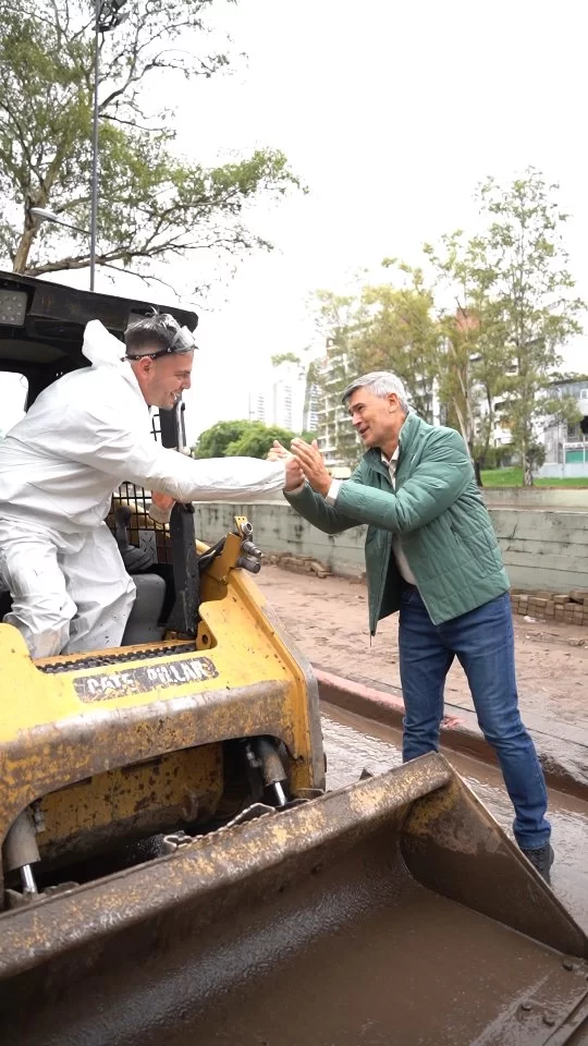 Nuestra Costanera no se recupera sola; se levanta con el esfuerzo de los equipos de @CordobaOys y la decisión política de estar donde hace falta.
​@danielpasseriniok entiende que gobernar es ponerle el cuerpo a las realidades difíciles, acompañando a los equipos y asegurando que Córdoba no se detenga por una tormenta. Es una gestión que se valida en el territorio, codo a codo con quienes hacen que la ciudad funcione.
​Porque cuando hay conducción y hay equipo, el barro es solo parte del camino. 🚜✨

#CórdobaHace #CórdobaSigue