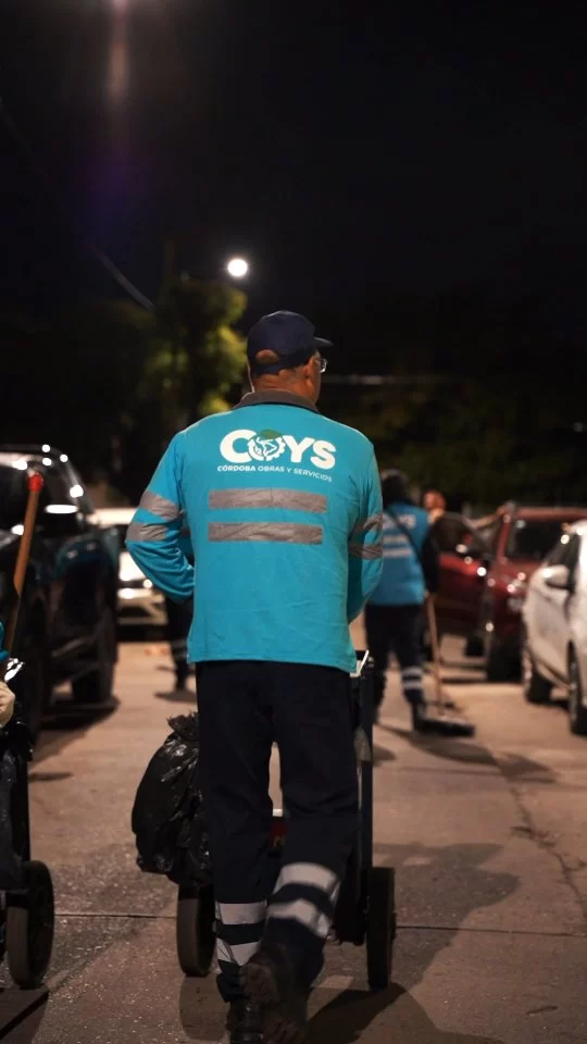 Mientras la ciudad duerme, nosotros le damos los buenos días. 🌅🧹 

No hay nada como la satisfacción de una calle impecable antes del primer mate.🧉 

Así arrancaba el grupo 2 de barrido en 📍Barrio Villa Azalais. 

#CórdobaHace #CórdobaSigue