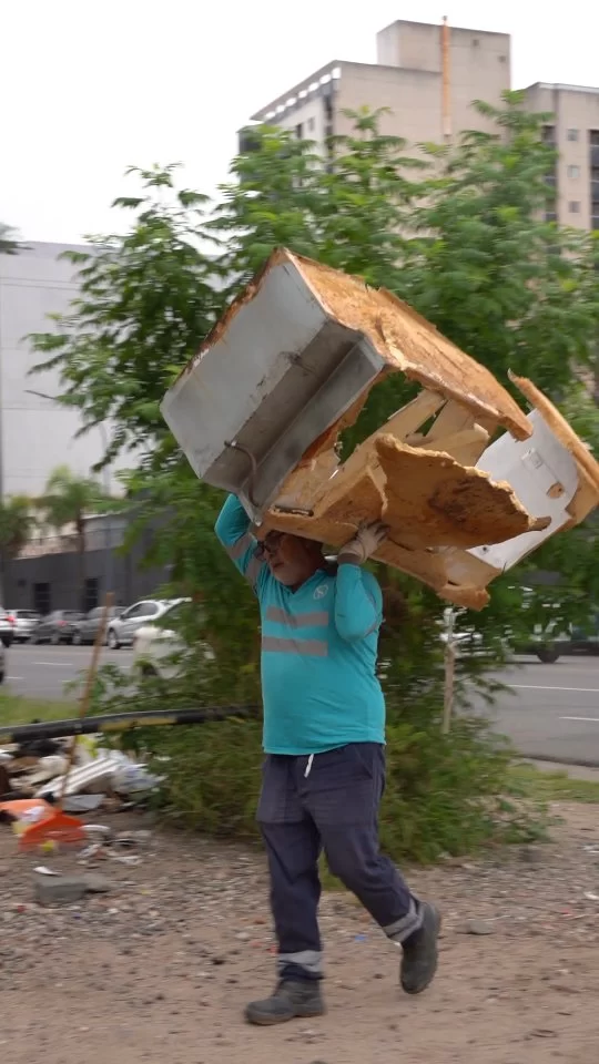 Nadie merece vivir rodeado de basura. 🚫 La limpieza no es un lujo, es una necesidad básica para que el barrio sea un lugar sano y seguro. 

Hoy le dijimos adiós a este foco de contaminación y mal olor en el centro de nuestra ciudad . 🧴✨

Un espacio limpio se cuida más¡Mantengamos el orden entre todos!

#CordobaHace #CórdobaSigue