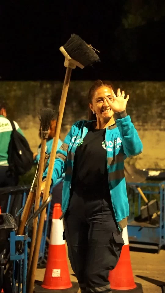 Acá no hay filtro de Instagram que valga: la única forma de que la ciudad brille es metiéndole pata (y un buen barrido). 🧢🧹

Así se vive una jornada de uno de nuestros grupos de barrido. ¡Mira! 🎥

#CórdobaSigue #CordobaHace