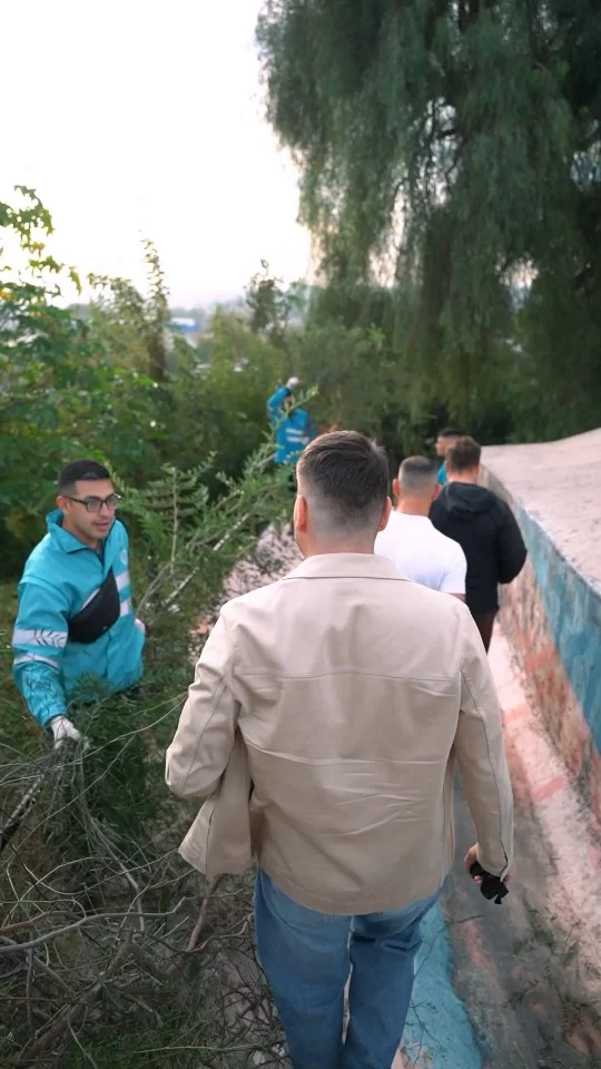 ¡Operativo integral en Barrio Yapeyú! 💪 

Pusimos manos a la obra con tareas de desmalezado, poda en altura y barrido para que las calles queden impecables.
Menos maleza, más visibilidad y un barrio mucho más limpio y seguro para todos. 🧹🌳

#CordobaHace #CórdobaSigue