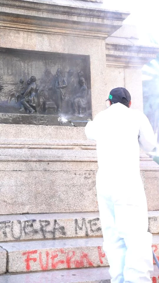 Donde hubo descuido, hoy devolvemos el brillo. 🧤✨

Porque el vandalismo no es arte, asi fue el operativo para eliminar rastros de pintura en espacios públicos. Seguimos trabajando para que la ciudad brille.

#CórdobaHace #Cordobasigue