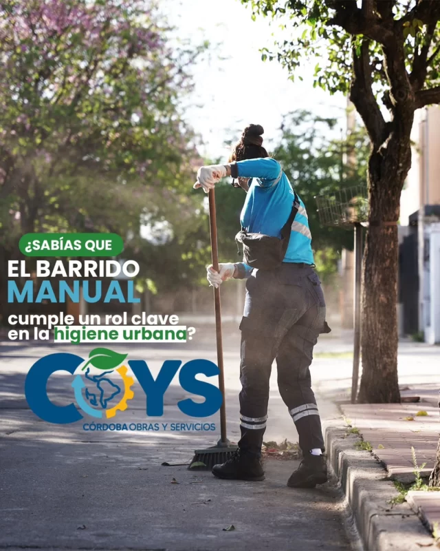El barrido manual es una tarea esencial para el mantenimiento de la ciudad 🧹 Además de mejorar la limpieza, contribuye a prevenir inconvenientes durante las lluvias.✅✨