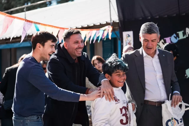 ¡El orgullo de esta tierra y el futuro! 🥹🇦🇷❤️

Cada vez que la selección nos regala una alegría conectamos con lo más lindo de estos colores, pero hoy te traemos este resumen de fotos para recordarte que en lo cotidiano también lo encontras: en los coles, en los chicos, en la apuesta por una futuro sustentable construido juntos también habita el orgullo de ser argentinos ❤️

La última entrega de buzos del programa Re Egreso nos recordó que el futuro es nuestro pero sobre todo es Celeste y Blanco 🩵🤍